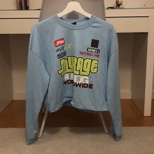 Tröja med tryck  - Snygg blå tröja från Urban outfitters 💗