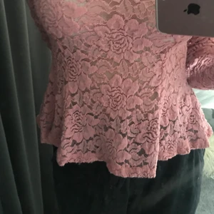 Neon rosa tröja  - Spetts neon tröja. Med en liten ”kjol” ner till