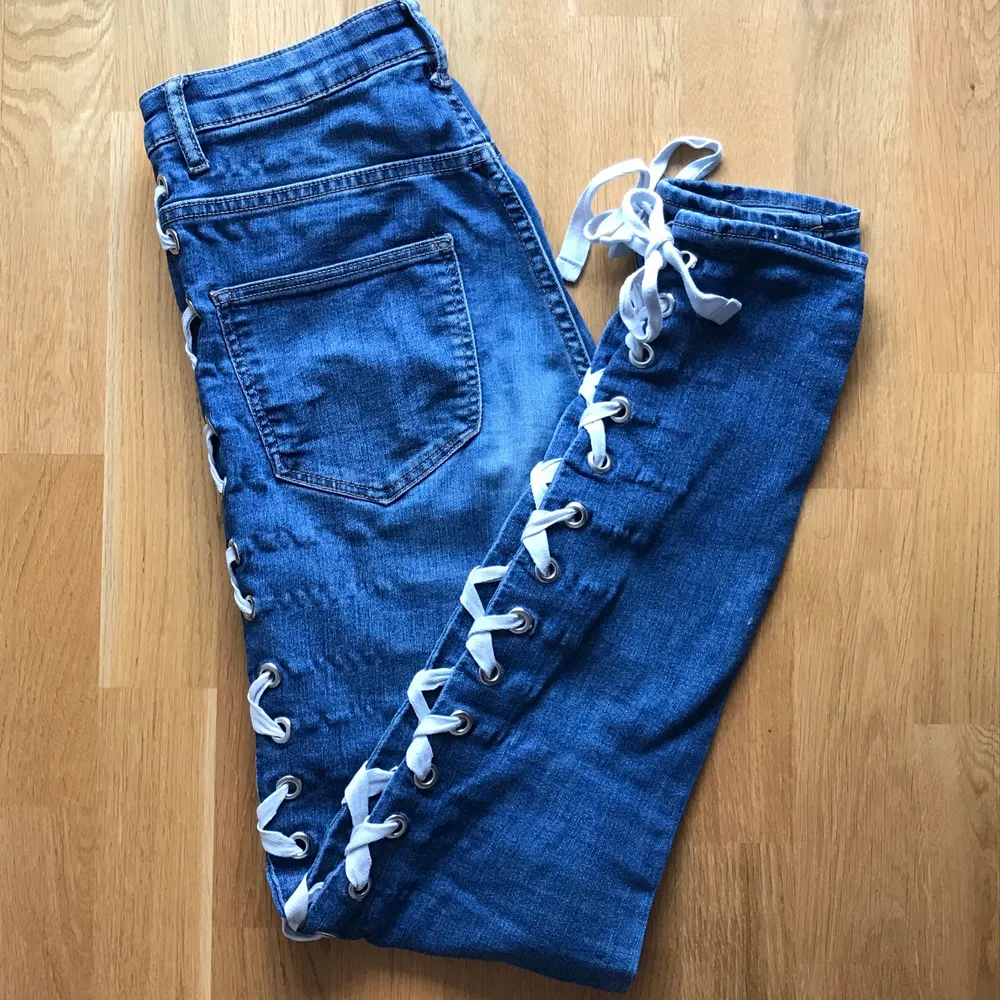 Här säljer jag mina söta HM jeans. Är i jätte bra skick. De är highwaisted och tajta. De har vita snören på båda sidor som börjar längst upp och går hela vägen när, där är de knutna i en slinga. . Jeans & Byxor.