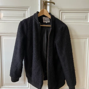 Svart Jacka - Fin svart ullig bomberjacka från twist & tango! 