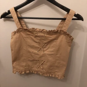 Top River island - Oanvänd beige top från River island. Storlek:11/12 år men passar nog mer en 13 till 14 åring.