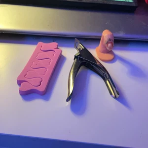 Nagel saker  - Jag säljer mitt plast finger, lösnagel sax och de rosa grejerna ( jag kommer inte ihåg vad de heter) du får allt för 30kr men en sak kostar 10kr