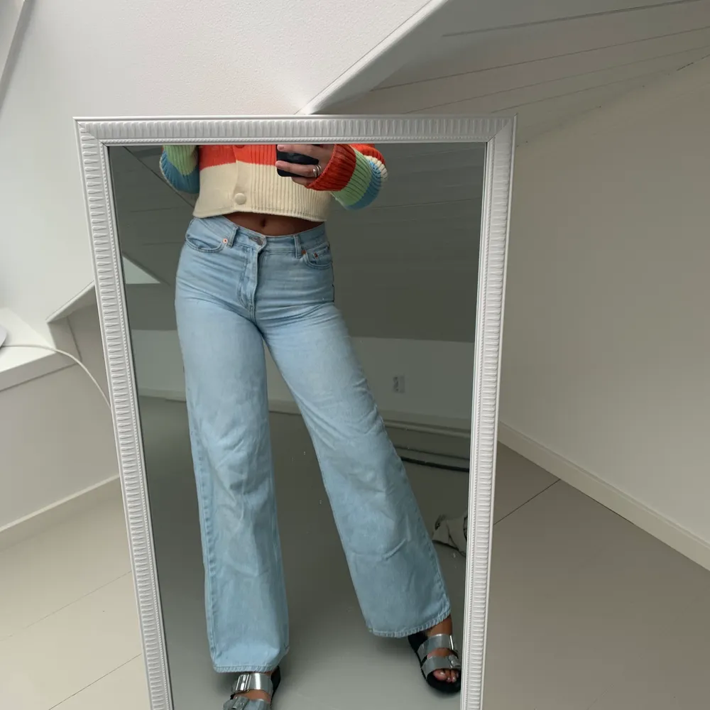 Populära ljusblå jeans från junkyard. Skitsnygga och passar typ alla längder. Säljer då dom tyvärr har blivit för små💕💕. Jeans & Byxor.
