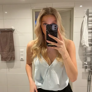 babyblå topp från Bikbok - nyskick💙 pm vid frågor/ önskemål om fler bilder