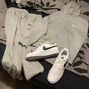 Nike set & skor - Helt nytt grått nike set i storlek XL. Helt nya nike skor i storlek 44. Säljs för 1200kr, frakt inräknat. Annars 650+ 50kr frakt för setet och likadant med nike skorna (med andra ord 700kr)