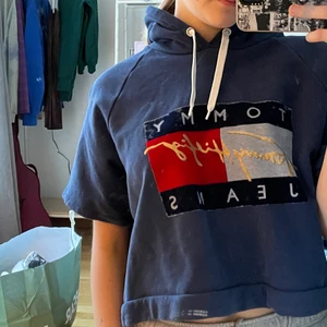 Tommy hilfiger hoodie  - Jättefin Tommy hilfiger hoodie i bra skick. Hoodien är kortärmad och kropad. Storlek M. Köparen står för frakten💗