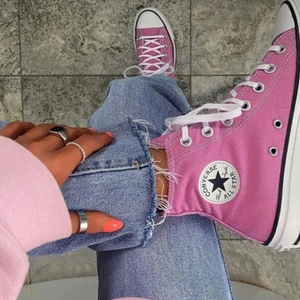Converse PINK CHUCK TAYLOR - Kollar intresset!                                                            Äkta converse köpta på asos. Slutsålda, aldrig uppackade, skickas i originalbox. Storlek 35,5, men ni som har converse vet att de brukar vara stora i storlek så passar mig som normalt har 36-36,5. Budgivning från 300. Skickas annars tillbaka.