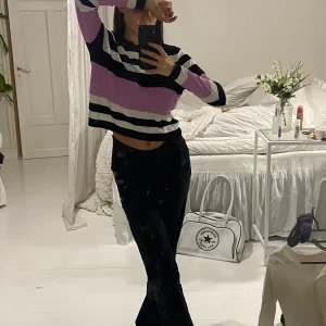 Ljus lila svart vit tröja  - En stretchig randig tröja med jätte skönt material 👍🏼💕