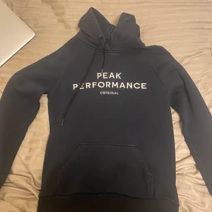 Peak performance hoodie - Säljer min marinblåa peak performance hoodie. Hoodien är i M men skulle säga den är lite mindre i passformen. Köpte den 2019 i Göteborg på peak performance egna affär för 1100kr, äkta såklart. Är knappt använd. Pris kan diskuteras vid snabb affär, köparen står för frakten!!