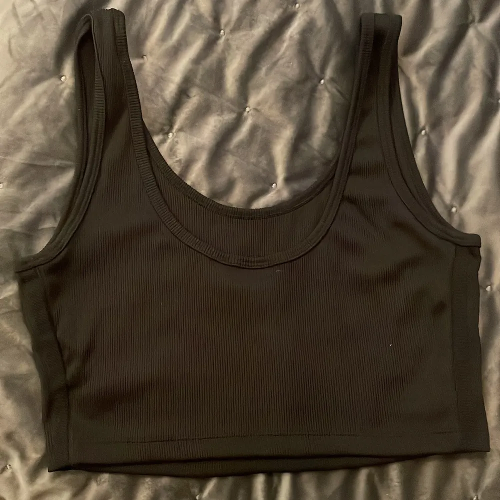 Adidas crop top, aldrig använt. 50kr + frakt . Toppar.