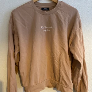Brun tröja  - Brun tröja från Bershka. Endast testad storlek m 