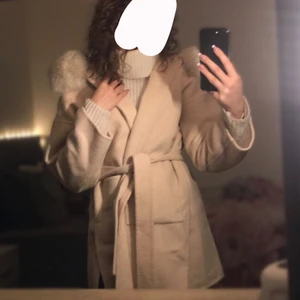 Kappa med päls - Jätte fin beige kappa med äkta päls. Storlek S men passar även M då den är oversize. Helt ny, bara testad. 😊