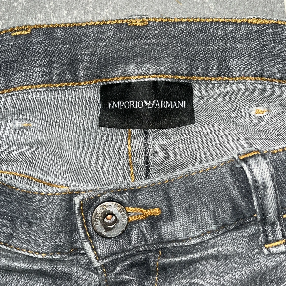 Gråa EA7 Armani jeans storlek 29 - 90