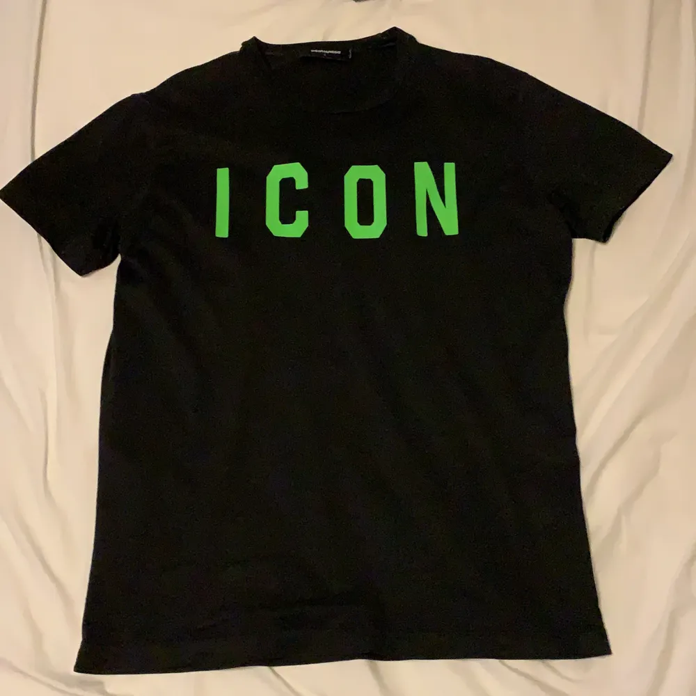 Svart och grön icon T-shirt från dsquared2. Har använt den endel men skicket är bra. Made in Italy. Nypris 2000kr. För fler bilder skicka pm. T-shirts.