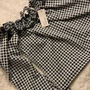 NLY TREND check off shoulder top strl:S - Helt oanvänd off shoulder top med prislapp kvar. Skulle säga att denna top är mer strl M än S.