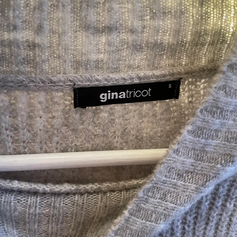 En grå super skön stickad tröja från Gina Tricot💓 Storlek S, säljer för 100kr🧚‍♀️ Köparen står för frakten. Stickat.