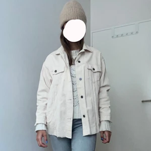 Beige jacka i manchester. - Skitsnygg jacka i ”skjort”-modell, i Manchester material.