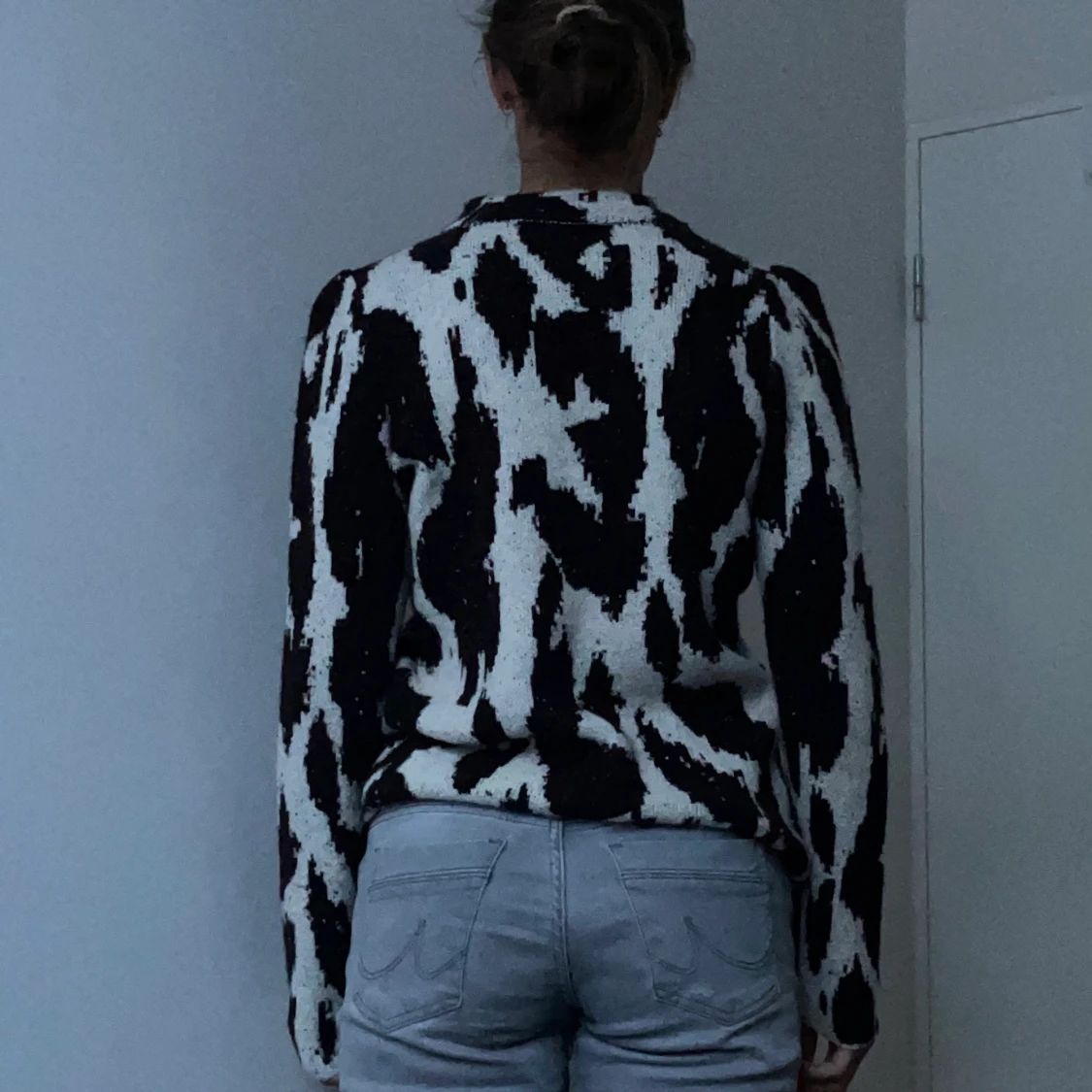 Stickad tröja med fint mönster. - 90