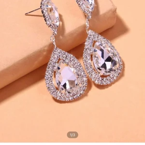 SHEIN örhängen  - Jättefina örhängen, ej använda. Säljes för de var lite för långa för min smak. 10kr/st