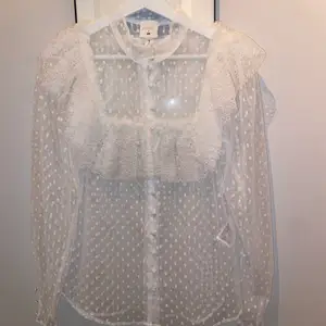 Säljer denna supersöta blus från Sandra Mansour X HM i storlek 38! Blusen är aldrig använd!