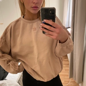 Adidas sweatshirt  - Oversized sweatshirt adidas Smutsrosa/beige med glittriga detaljer Storlek S men väldigt oversized så passar även M/L Knappt använd, mycket fint skick!