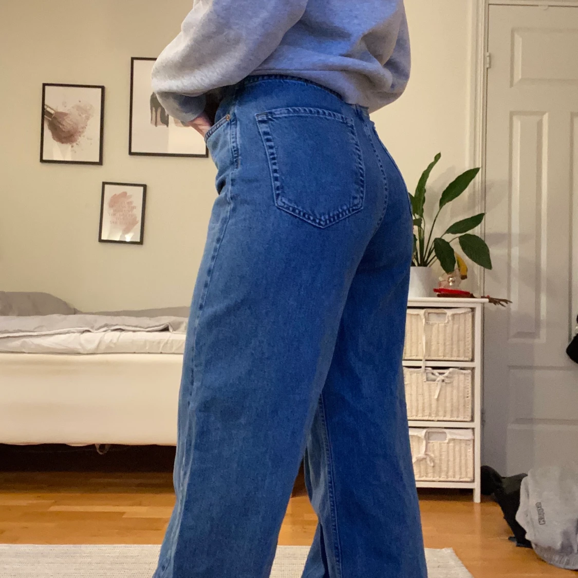 Blåa vida jeans