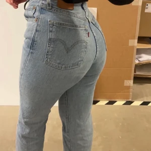 Levis ribcage - fina Levis ribcage, 🥰 insydda lite i midjan, går ner till ankeln på mig som är 167, de är 28/29