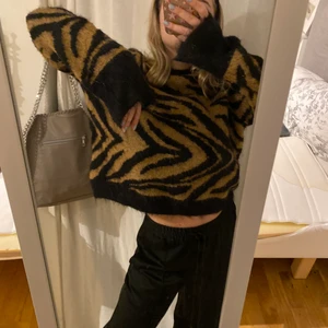Stickad tröja -  Skit mysig zebra mönstrad stickad tröja från hn i bra kvalitet endast använd få gånger 