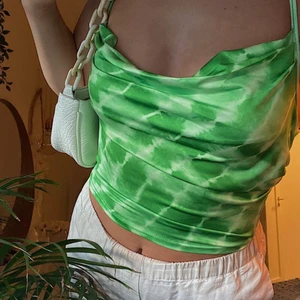 Grön top - En superfin top från shein. Aldrig använt så i nyskick💚 Frakten ingår.