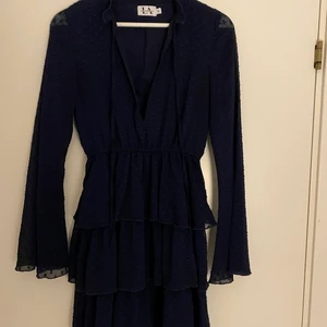 Klänning - Jättefin mörkblå klänning från na-kd x linn Ahlborgi strl 36! Den är ifrån hennes första kollektion så den är nåt år gammal men väldigt sparsamt använd, inga defekter eller nåt☺️ säljer då den är för liten, kan därför inte visa den på men 2:a bilden visar hur den sitter på modellen!