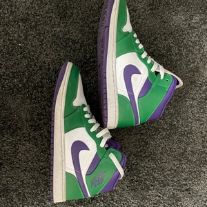 Jordan 1  - Assnygga Grön, lila jordans i mycket bra skick. Använts några gånger 