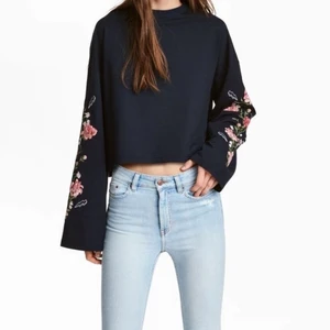 Cropped sweatshirt with decor - En slutsåld tröja från H&M. Den är croppad med fina stickningar vid ärmen. Använd endast ental gånger och är i fint skick. 