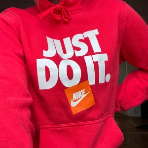 Red nike hoodie - Använt ett fåtal gånger, mycket bra kvalite, special edition 