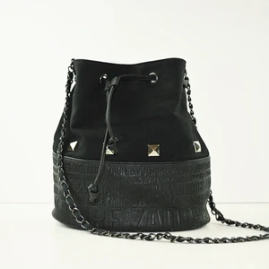 Zadigväska  - På grund av oseriöst bud lägger vi upp väskan igen. Rymlig svart väska från Zadig&Voltaire i tyg. Har en svart skinnrem runtom och silvriga nitar. Även en lång kedja. Väskan går att stänga genom att ”dra ihop”.