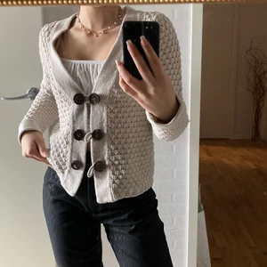 kofta med knappar - sjukt söt kofta med knappar från stockh lm i storlek S men passar definitivt en XS också. Köpte den secondhand men har själv aldrig använt den. Skriv för mer bilder! 