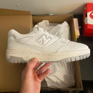 New Balance 550 White Grey - Säljer två par New Balance 550 White Grey i storlek 42.5 och 43. Skorna är 100% äkta och går att specialbeställa i alla storlekar mellan 36 - 46.5. Vid specialbeställning kan längre leveranstider samt varierande priser förekomma. Säljs här och på weflipudrip.com