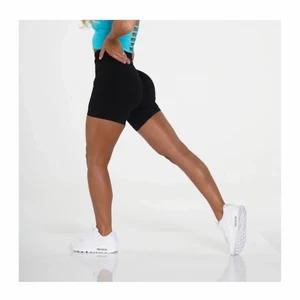 Black solid seamless shorts - NVGTN - Måste tyvärr sälja dessa svarta shorts från nvgtn då de är för stora på mig. Dessa shorts är även helt slutsålda på deras hemsida!💖