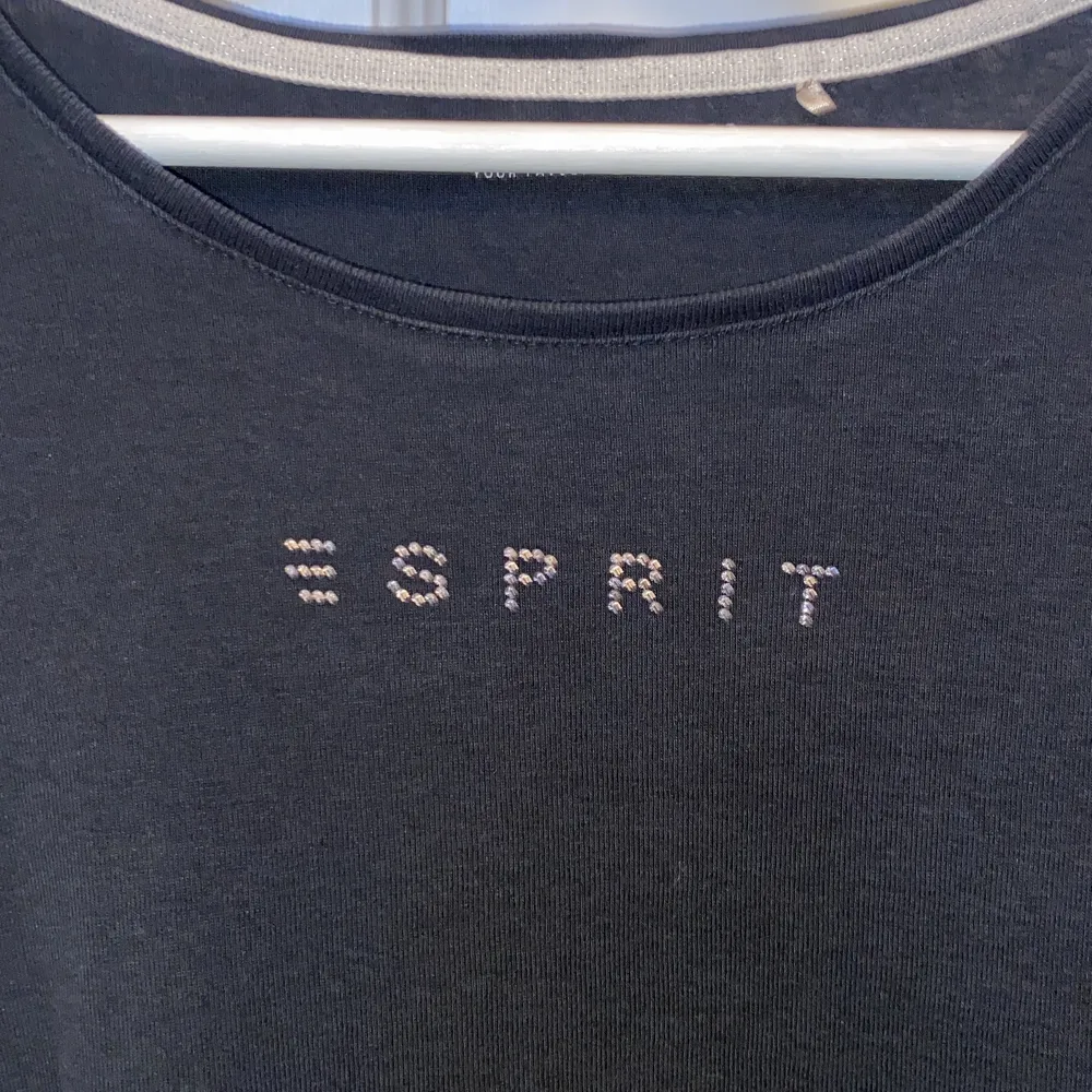 snygg tröja från Esprit köpt second hand(Är du intresserad? Ett snabbt köp uppskattas då jag efter ett tag donerar kläderna till secondhandbutiker). Tröjor & Koftor.