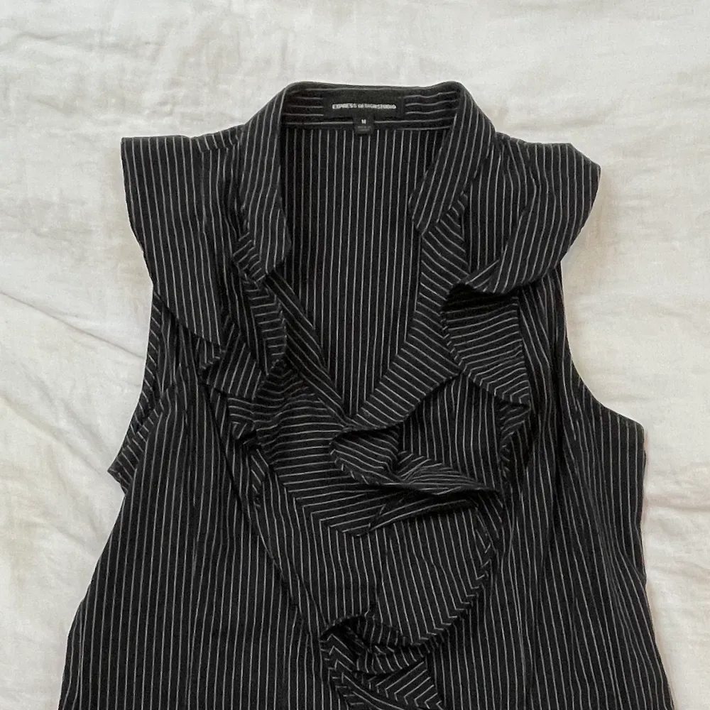 snygg blus från 90-talet i new york! äkta vintage😊 storlek M men passar även storlek S (jag brukar ha storlek s). säljs då den är för fin för att bara vara hängandes i min garderob 🥲 . Blusar.