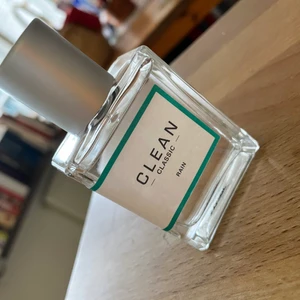 Parfym från clean - Parfym från Clean i doften ”rain”. PERFEKTA varfagsdoften eftersom den är klar och fräsch! Köpte för 500kr men fick i present samma dag så säljer därför💓