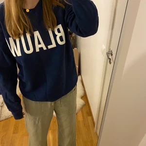Mörkblå sweatshirt - Sweatshirt från scotch&soda💙aldrig använd, stl XL men sitter såhär på mig som vanligtvis bär M