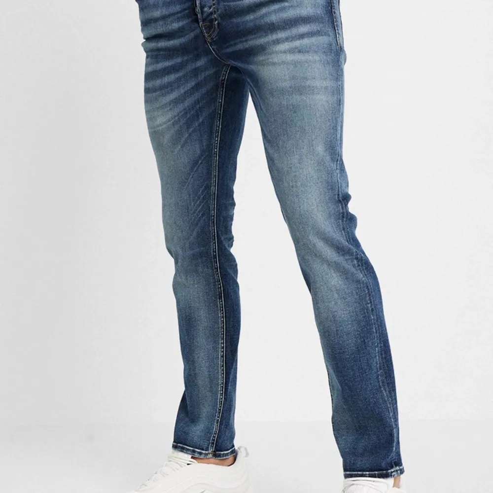 Ett par jätte fina jeans från zalando med storleken 36x34, original pris 779kr men säljs här på Plick för endast 250kr, material: 93% bomull, 6% polyester och 1% elastan, modellen är 184 cm lång, produkten är använd ett par gånger och är fortfarande i jätte bra skick. Jeans & Byxor.