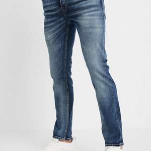 Ett par jätte fina jeans från zalando med storleken 36x34, original pris 779kr men säljs här på Plick för endast 250kr, material: 93% bomull, 6% polyester och 1% elastan, modellen är 184 cm lång, produkten är använd ett par gånger och är fortfarande i jätte bra skick