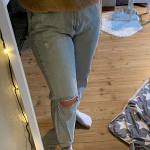 Håliga jeans - ✨HÅLIGA LJUSBLÅA JEANS✨ ‼️STORLEK 44 (L/XL)‼️ De är förstora för mig. Älskar dom, men tyvärr passar de inte:( Hela och knappt använda, då dom är förstora. Slitningar där bak och på knäet  ‼️STORLEK 44 (L/XL)‼️ ‼️KÖPAREN STÅR FÖR FRAKTEN‼️  ‼️BETALNING VIA SWISH‼️ ‼️STÅR INTE FÖR POSTENS SLARV‼️  Kan mötas upp, eller skicka på posten😊