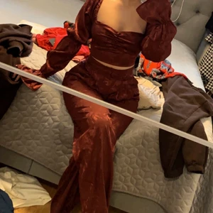 Vinröd topp och byxor  - Oanvänt set, med etiketter kvar. Vida byxor och vida ärmar. Sitter skit snyggt på! Passar till alla årstider. 