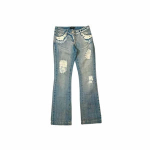 Vintage Dolce and Gabbana y2k jeans  - Sällsynt och unik vintage men ändå i fantastiskt skick y2k jeans från Dolce and Gabbana. Finns ej att få tag på längre. Taggen säger storlek 28 men passar som någon storlek mindre, typ runt 26/27. Mått: Innerbenslängd 89cm, Midja 40 cm. DMa mig vid frågor ❤️   Ursprungligt pris 1700, Säljes för 850 kr. Kan möjligtvis gå ner i pris vid snabb affär. 