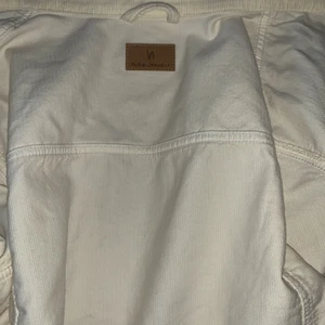 Nudie Jeans vårjacka. - Riktigt snygg vår/sommarjacka. Köpt för 1800 i våras men har bara kommit till användning 2-3 gånger då den var för liten. Passar en small.