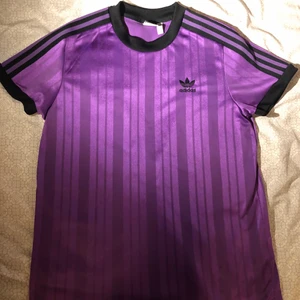 Adidas oversize tshirt - En skitsnygg lila t-shirt köpt från adidas. Den är använd väldigt få gånger därav toppen skick💜 storleken är medium, men passar även perfekt som oversize på mig med xs! Skriv privat för fler bilder, mått mm❤️