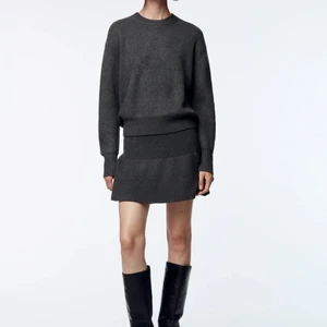 Zara Stickad Kjol - Slutsåld kjol från zara! Superfin men beställde fel storlek. Kjolen är helt oanvänd och prislapp sitter kvar. Priset kan absolut diskuteras vid snabb affär🤎 frakt tillkommer