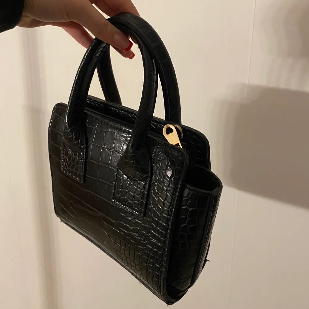 Super söt liten handväska i svart skinn!                          Aldrig använd                                                                   Frakt tillkommer! . Väskor.